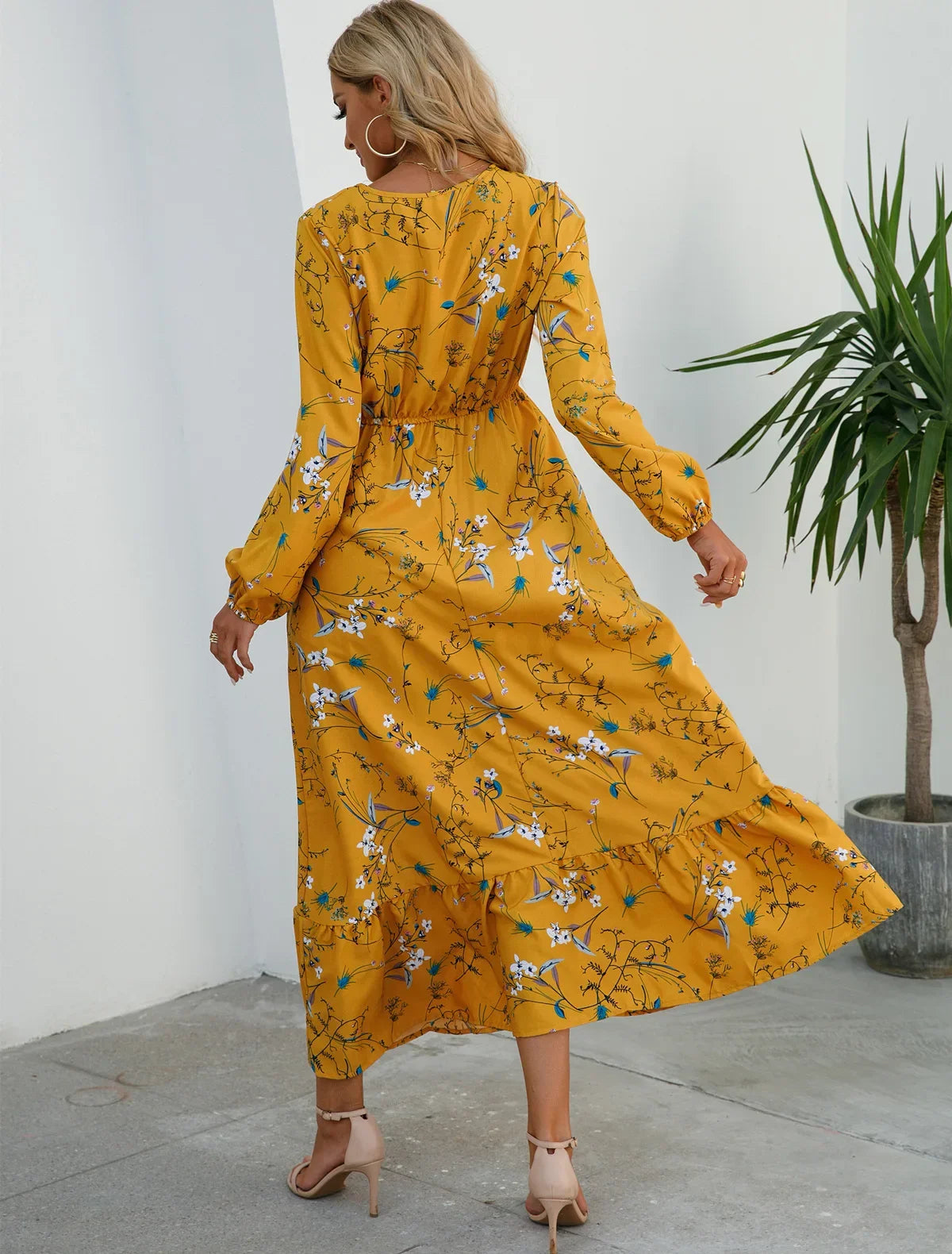 STIL™ - Figursydd blomstret kjole